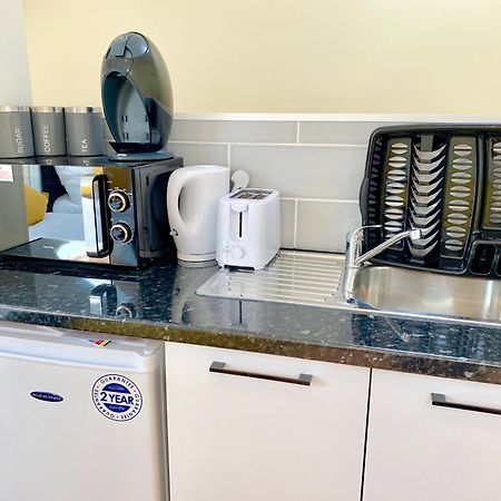 London Studio Apartments, Private Bathroom, Kitchenette, Parking, Np7 エクステリア 写真