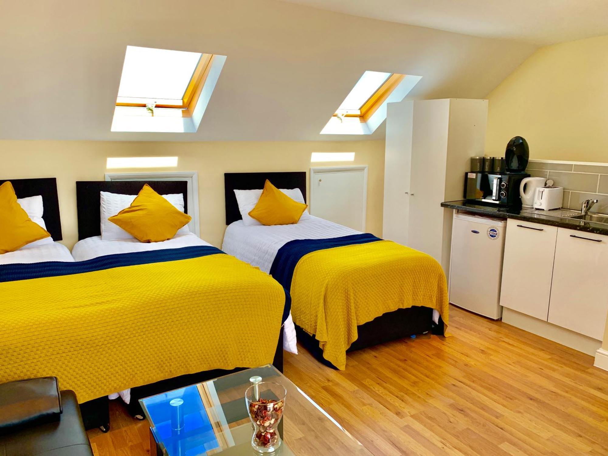 London Studio Apartments, Private Bathroom, Kitchenette, Parking, Np7 エクステリア 写真