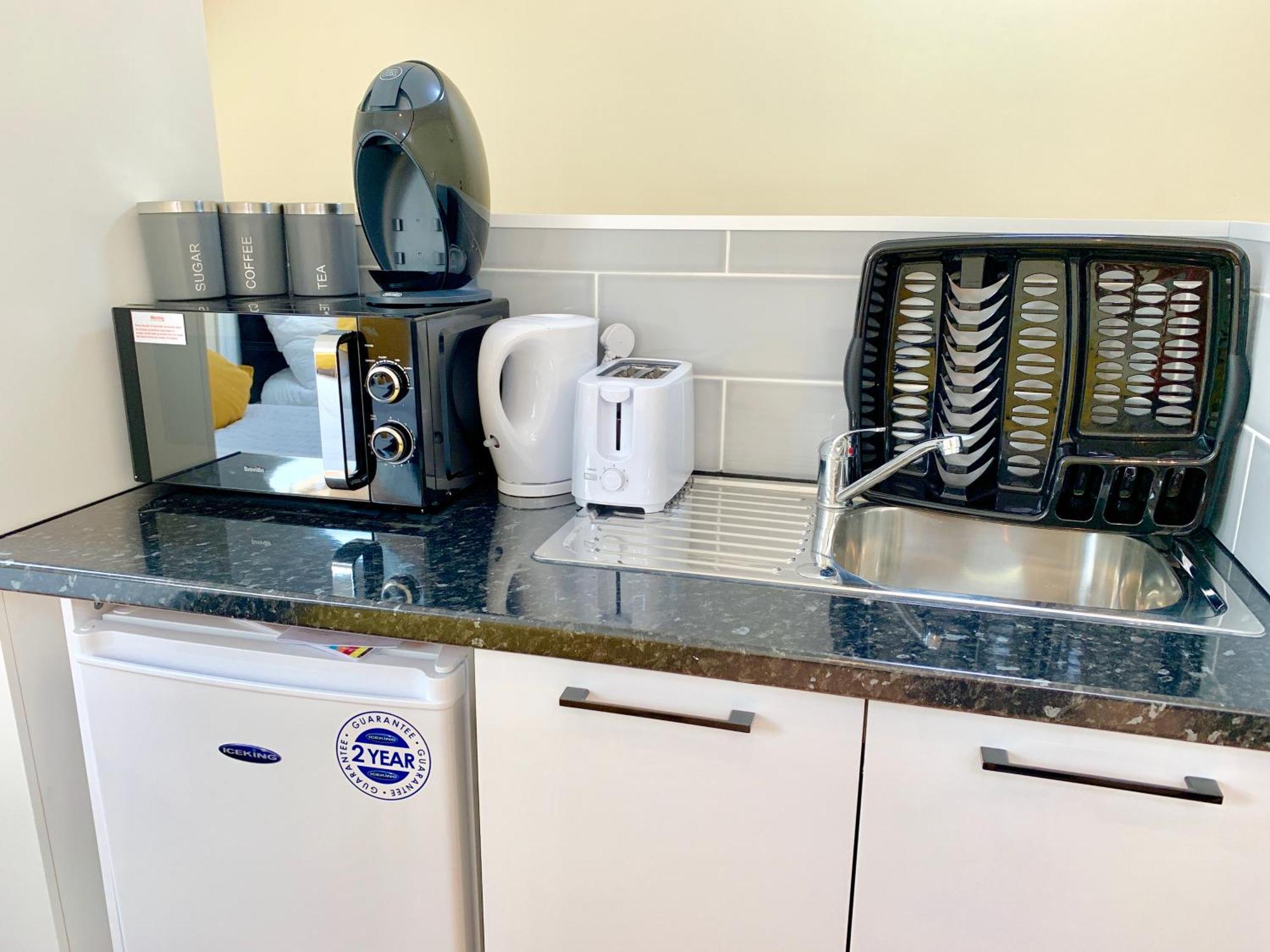 London Studio Apartments, Private Bathroom, Kitchenette, Parking, Np7 エクステリア 写真