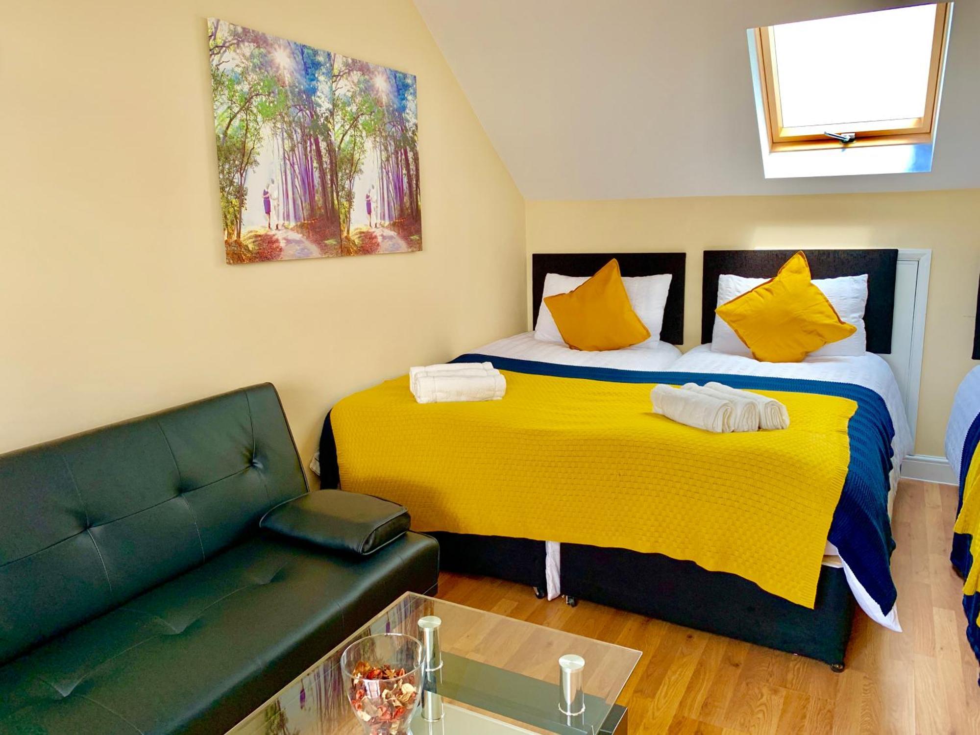 London Studio Apartments, Private Bathroom, Kitchenette, Parking, Np7 エクステリア 写真