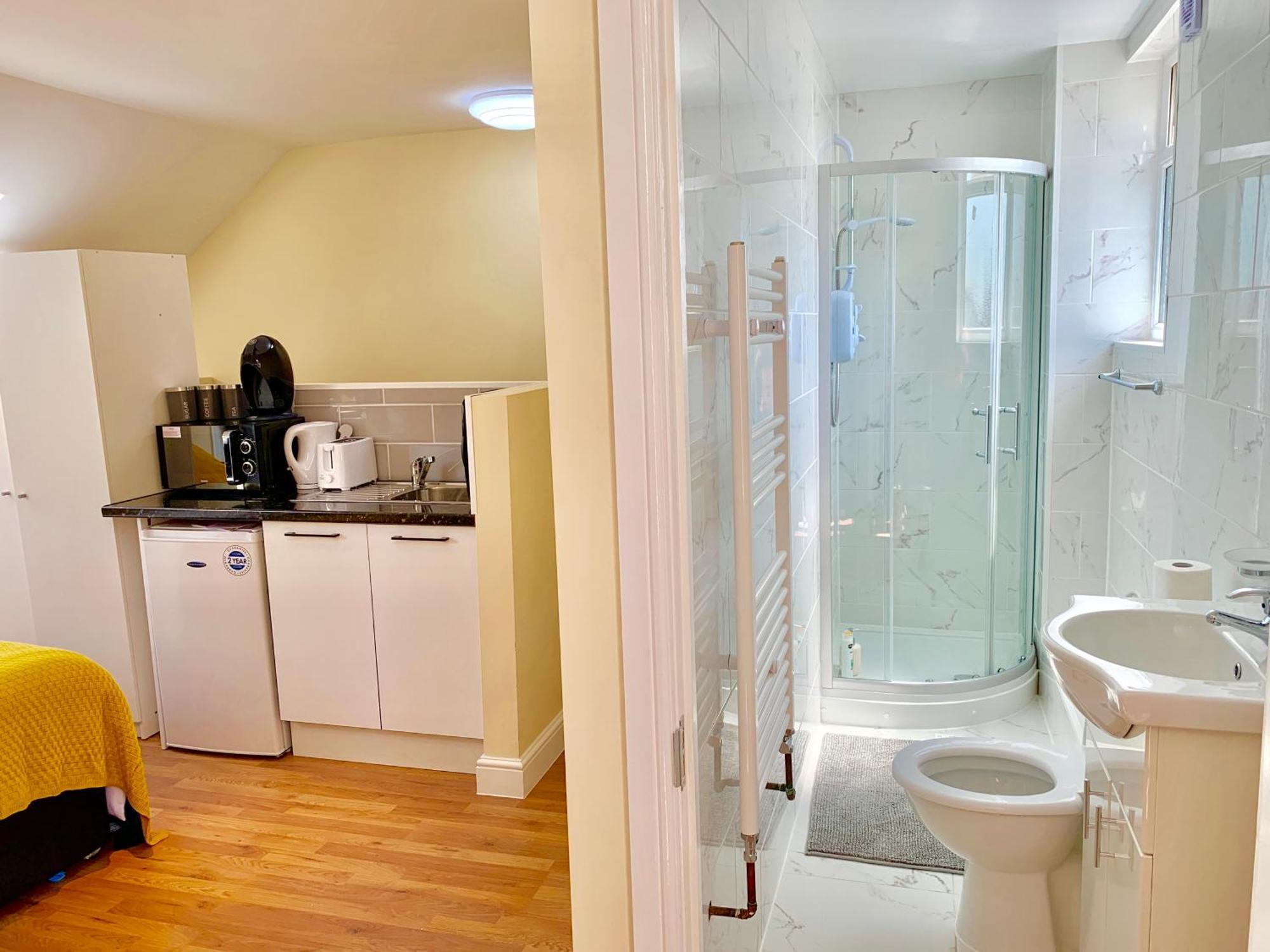 London Studio Apartments, Private Bathroom, Kitchenette, Parking, Np7 エクステリア 写真