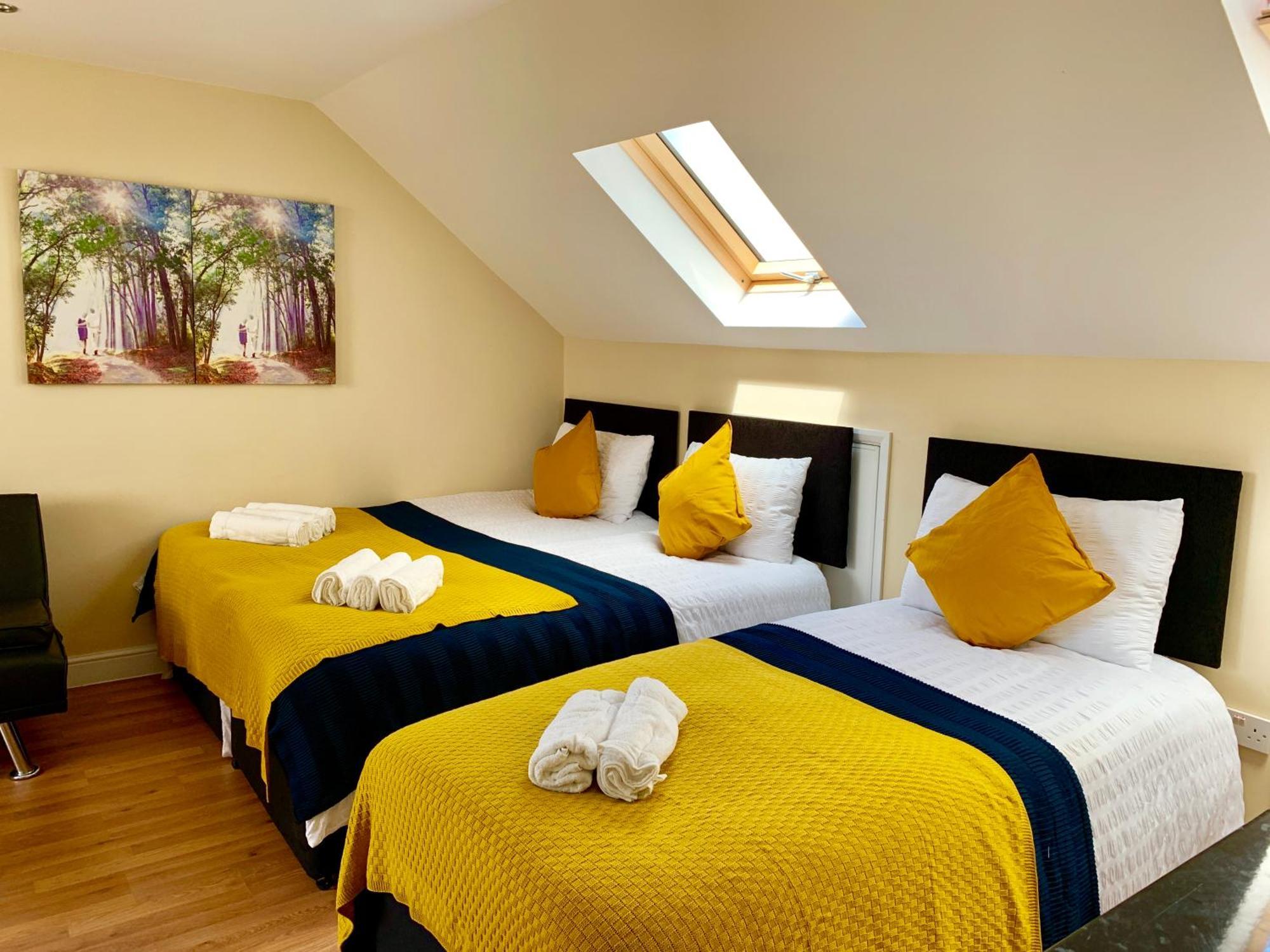 London Studio Apartments, Private Bathroom, Kitchenette, Parking, Np7 エクステリア 写真