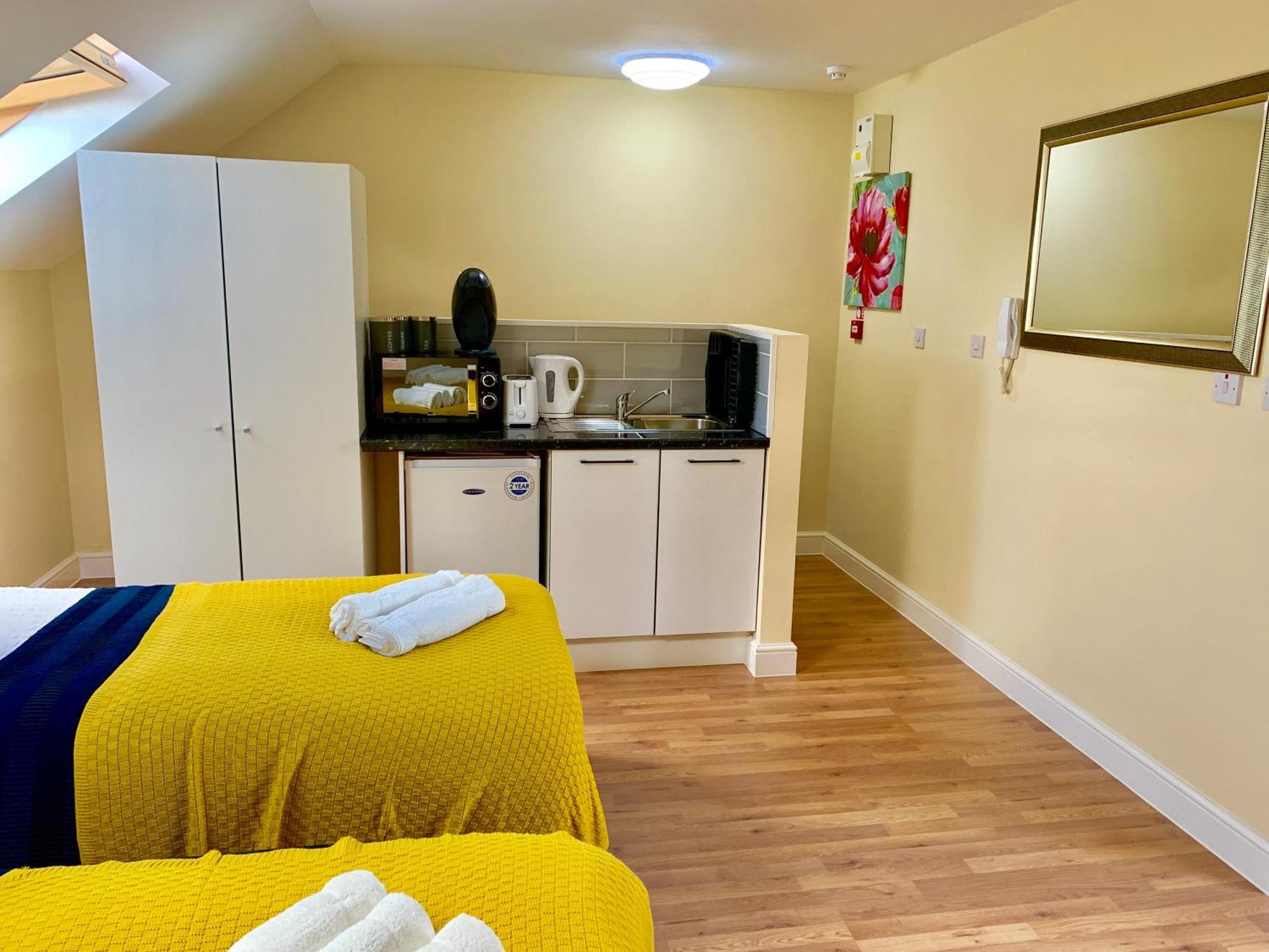 London Studio Apartments, Private Bathroom, Kitchenette, Parking, Np7 エクステリア 写真