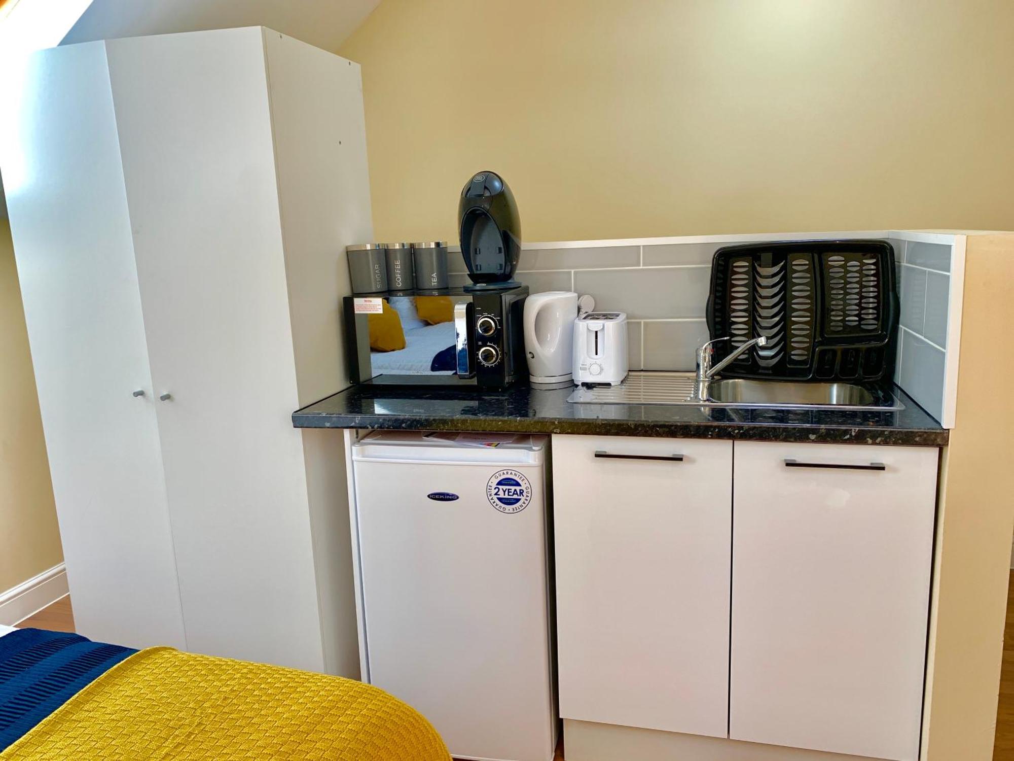 London Studio Apartments, Private Bathroom, Kitchenette, Parking, Np7 エクステリア 写真
