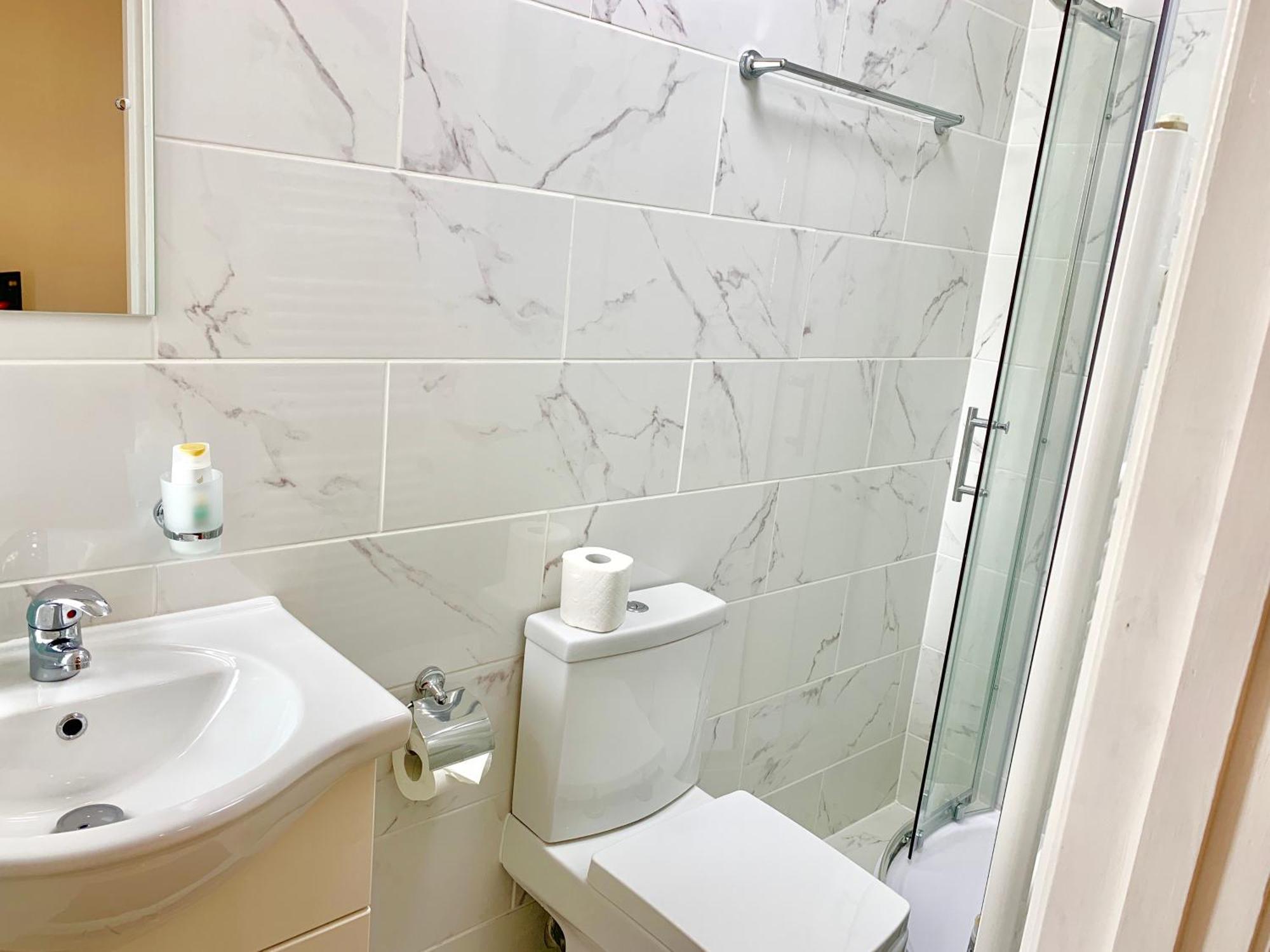 London Studio Apartments, Private Bathroom, Kitchenette, Parking, Np7 エクステリア 写真